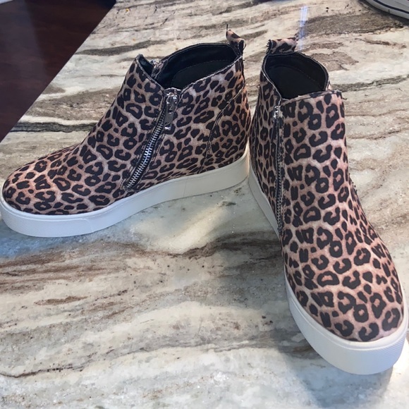 Women’s platform boots. Never worn. Bought from a boutique. - Picture 1 of 2